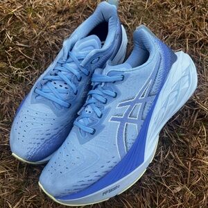 CLEAN Asics size 10.5 Womens Novablast 4 Sapphire Blue Running shoes